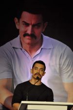 Aamir Khan at Star TV_s new show announcement in Taj Land_s End on 22nd Oct 2011 (11).JPG